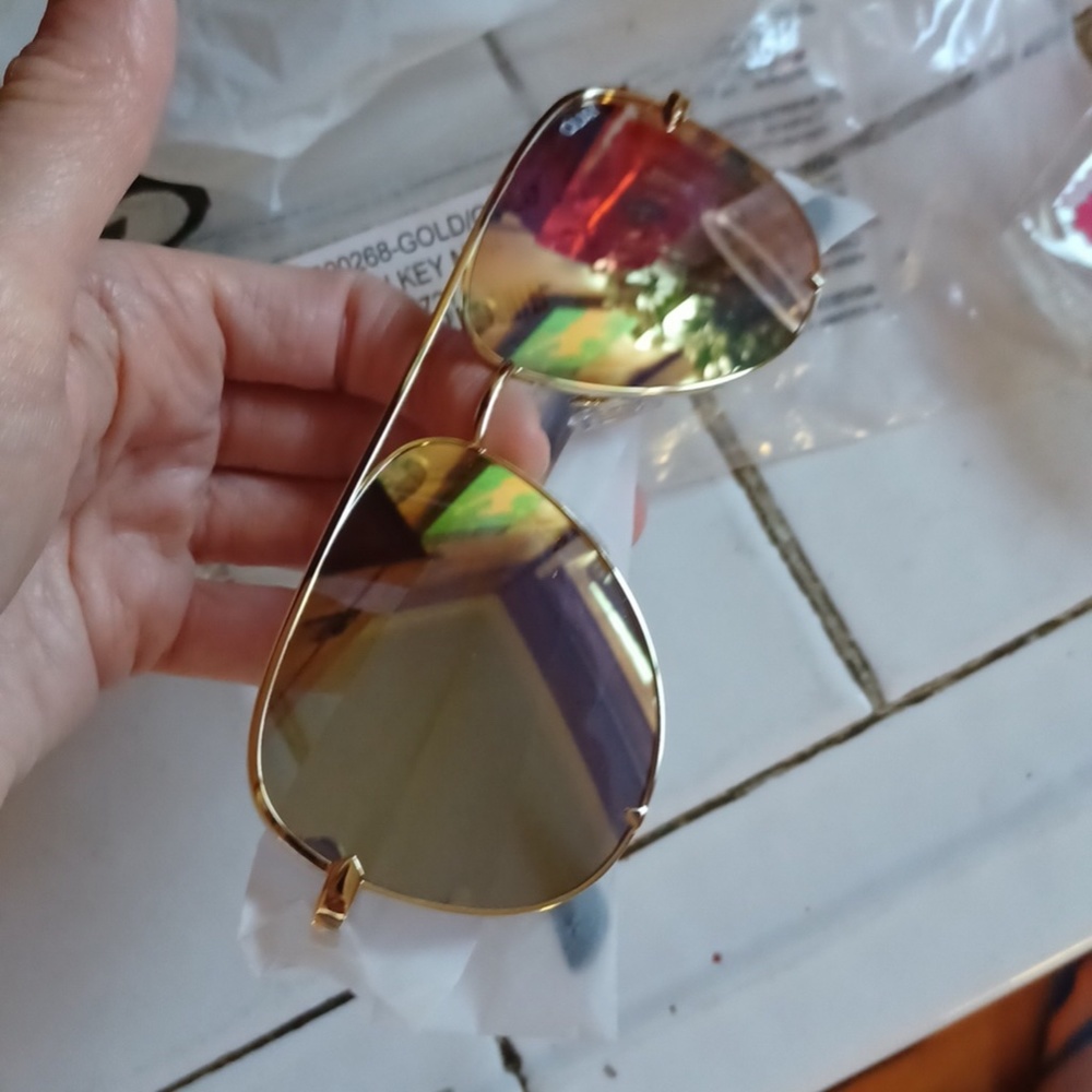 NEW ! Rare Quay MINI high key gold sunglasses - Picture 2 of 5